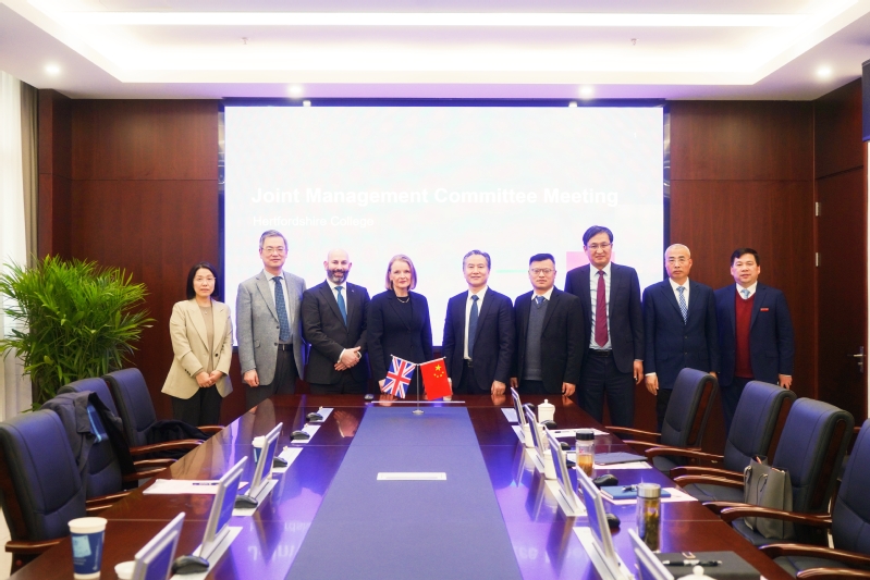 英国赫特福德大学常务校长Mai...