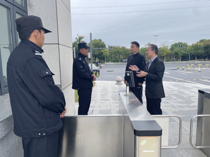 校领导以“四不两直”方式检查校...