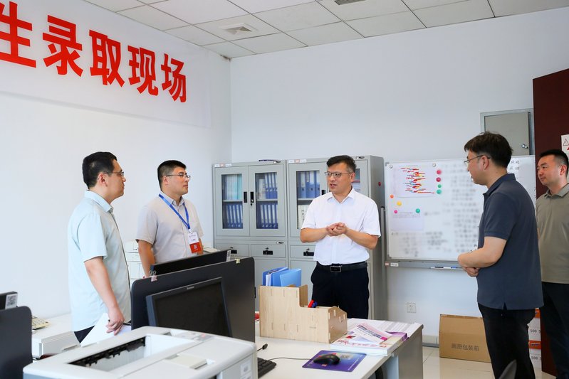 校领导深入招生录取现场指导工作
