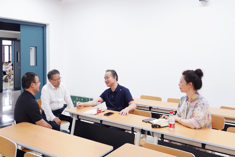 校领导深入教学一线与师生共上“...