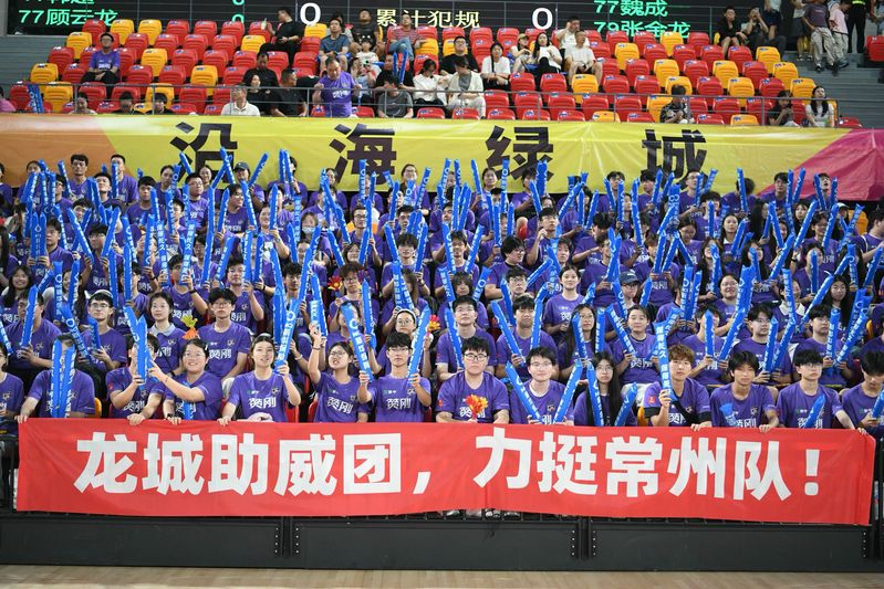 我校学子赴盐助威  苏BA常州...