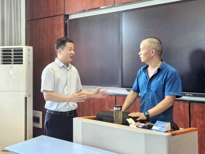 校领导深入课堂检查研究生教学工...